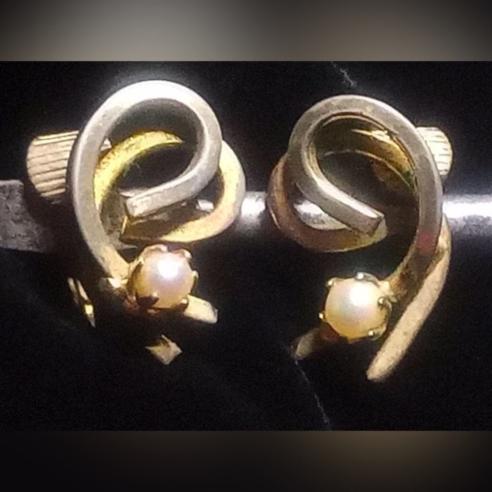 Vintage gold tone clip on earrings